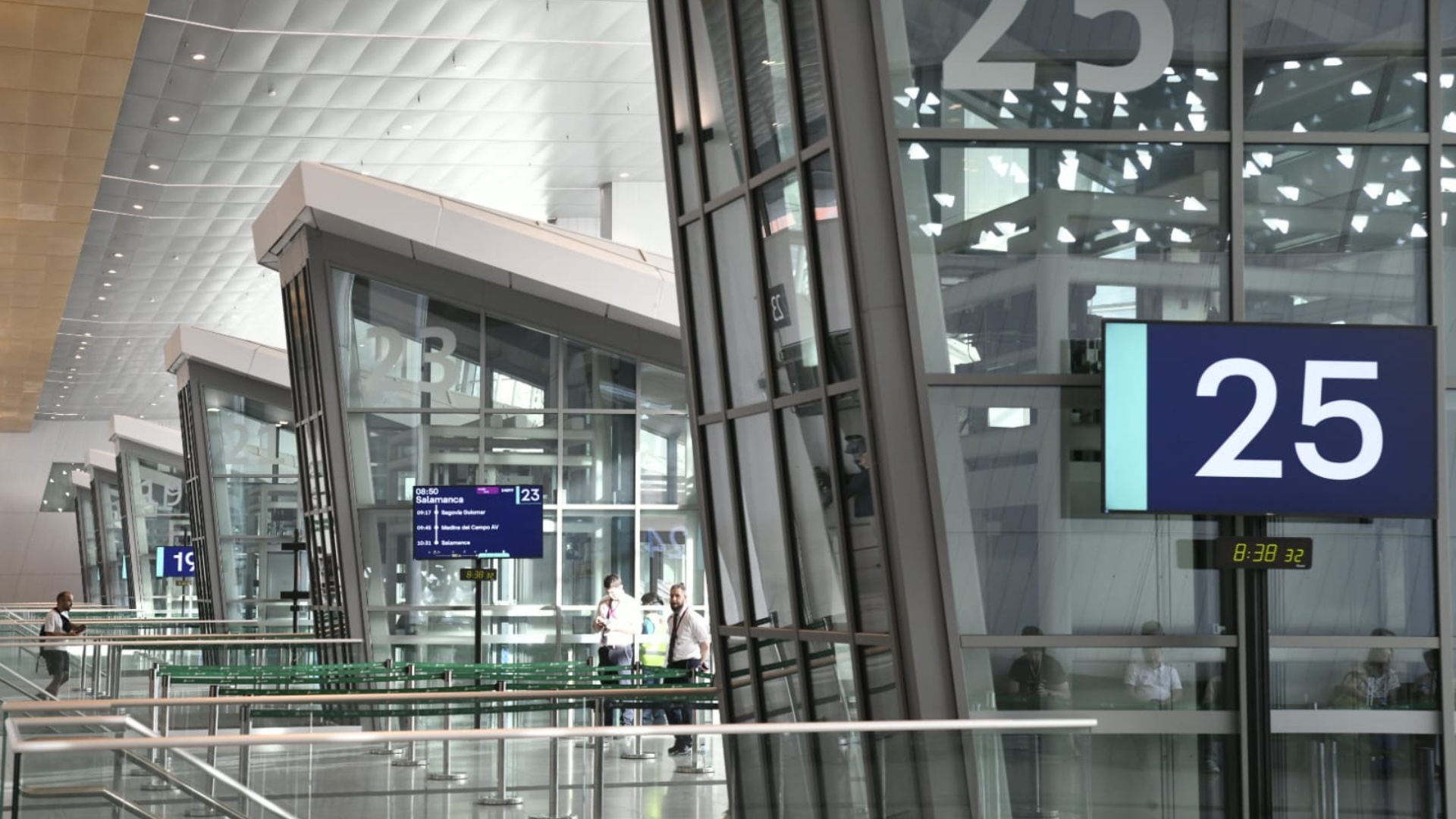 02.06.2025: Nuevos accesos optimizados a los andenes de alta velocidad, garantizando el tránsito fluido, la accesibilidad universal y una señalización clara para el usuario.