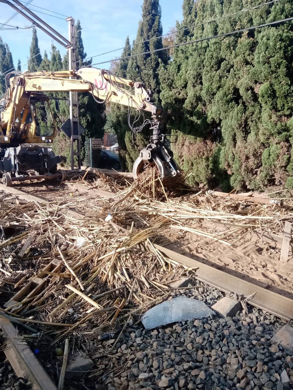 01.11.2024 Red convencional: Estado de las líneas C1 y C2 el 1 de noviembre. Adif trabaja día y noche, en coordinación con la UME y la Guardia Civil, para despejar las vías de Cercanías de barro, materiales y vehículos fruto de las fuertes lluvias (DANA). Este paso es fundamental para evaluar el estado de la infraestructura y empezar las obras de reconstrucción.