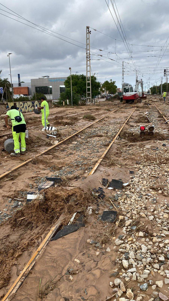 01.11.2024 Red convencional: Estamos trabajando sin pausa, día y noche, para recuperar y reconstruir todas las infraestructuras viarias y ferroviarias de Valencia dañadas por la DANA.
