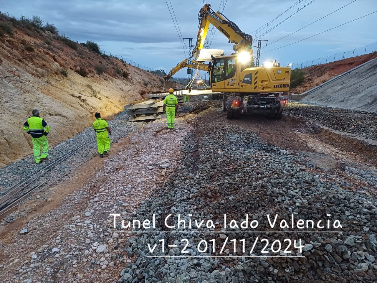 01.11.2024 Alta velocidad: Trabajos en alta velocidad. Avanzamos a buen ritmo trabajando a 3 turnos. Estamos levantando la vía deteriorada, limpiando arquetas, retirando balastro y preparando la plataforma de ambas vías.