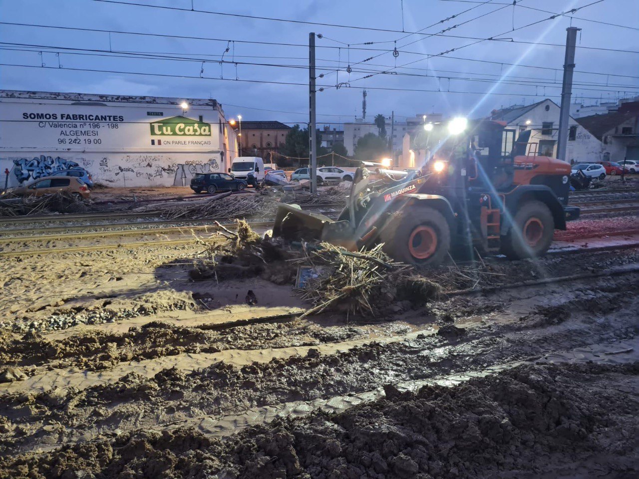 01.11.2024 Red convencional: La limpieza de las líneas de Cercanías se mantiene también durante la noche.