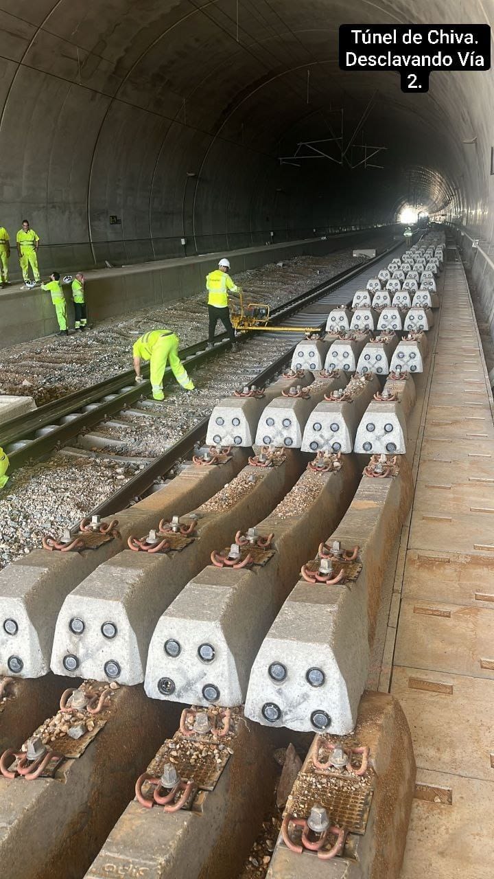 02.11.2024 Alta velocidad: Trabajos sobre la vía en el interior del túnel de Chiva.