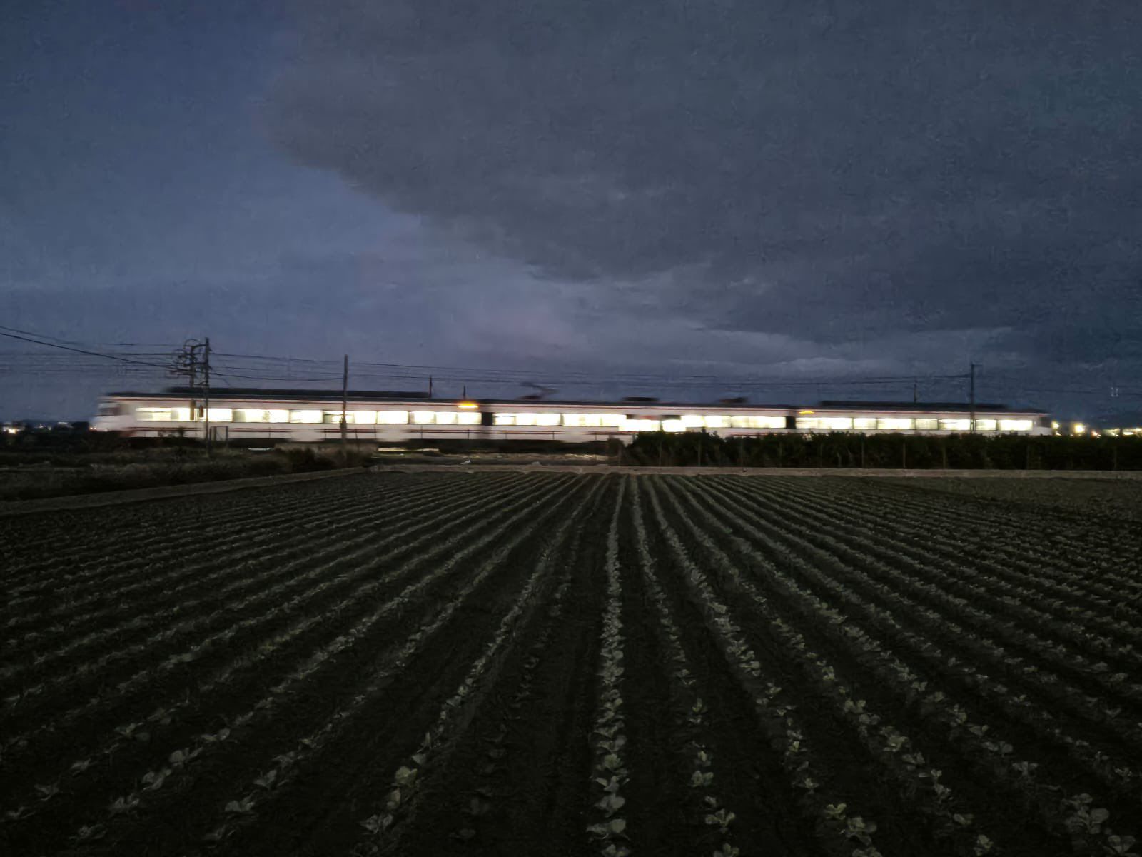 02.11.2024 Red convencional: Desde las 6:00 horas están restablecidos los servicios de las líneas C5 y C6 de Cercanías en Valencia de forma limitada para facilitar la movilidad imprescindible. Imagen de la línea C6 entre Valencia y Sagunto a primera hora del sábado 2 de noviembre, aquí iban voluntarios.