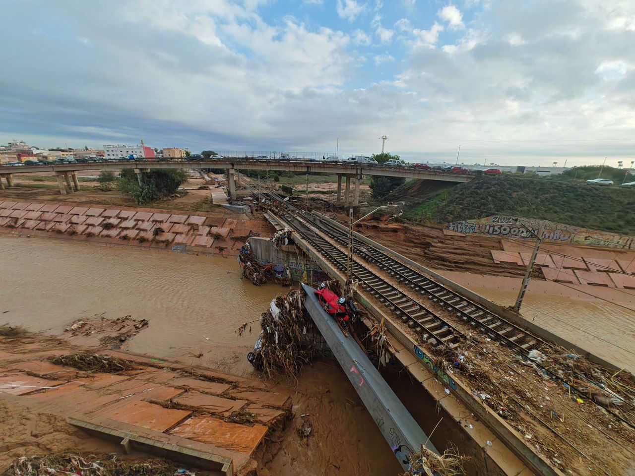 04.11.2024 Red convencional: Las primeras inspecciones técnicas a los dos viaductos críticos para abrir el tramo conjunto de la C1-C2 y la C2 en Algemesí no detectan daños estructurales graves.