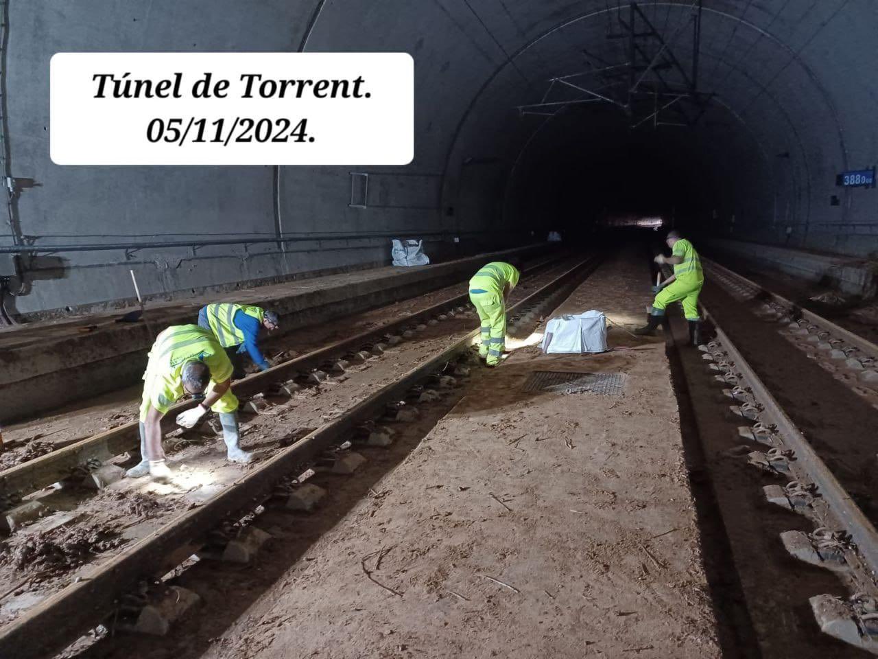 05.11.2024 Alta velocidad: En el túnel de Torrent aún hay que limpiar el barro. Afortunadamente la infraestructura no ha sufrido daños, así que esto no nos va a retrasar los planes de recuperación de la línea de alta velocidad.