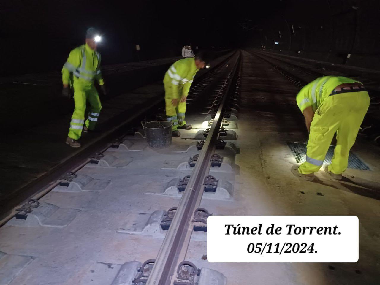 05.11.2024 Alta velocidad: En el túnel de Torrent aún hay que limpiar el barro. Afortunadamente la infraestructura no ha sufrido daños, así que esto no nos va a retrasar los planes de recuperación de la línea de alta velocidad.