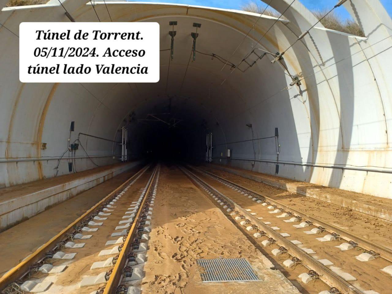 05.11.2024 Alta velocidad: En el túnel de Torrent aún hay que limpiar el barro. Afortunadamente la infraestructura no ha sufrido daños, así que esto no nos va a retrasar los planes de recuperación de la línea de alta velocidad.