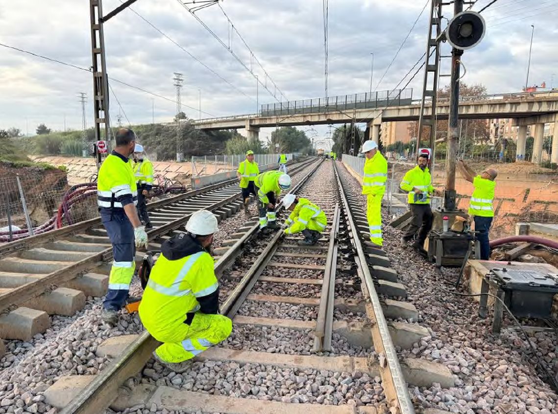 09.12.2024 Red convencional: Seguimos trabajando por recuperar el servicio ferroviario entre València y Catarroja tras reparar los daños sufridos por la DANA. Adif continúa trabajando para el restablecimiento completo de la C1 y C2 y de la C3 hasta Aldaia antes de Navidad.