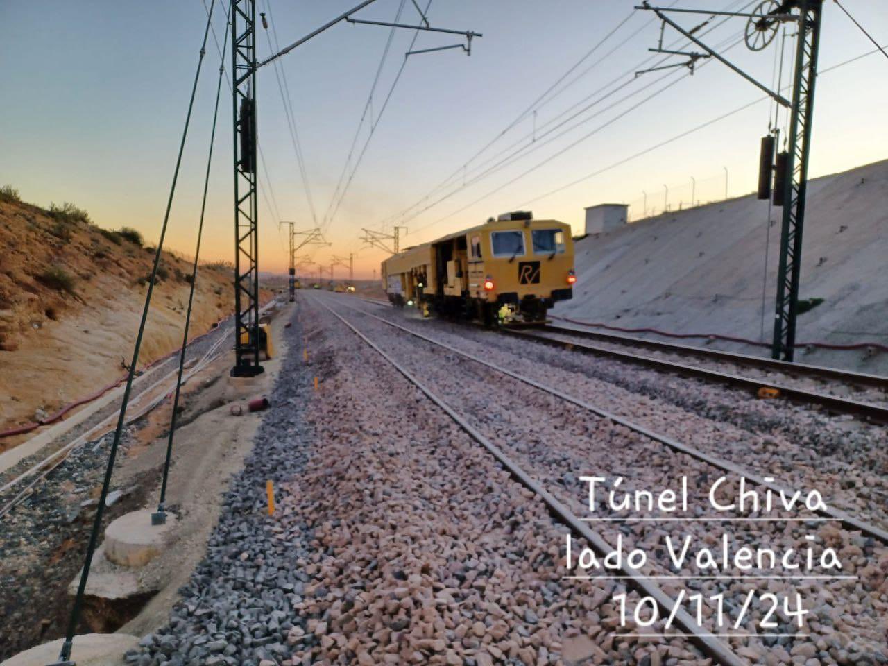 10.11.2024 Alta velocidad: Salida del túnel de Chiva por el lado de Valencia. Hace 10 días plataforma destruida. Después de levantar vía, reconstruir plataforma y volver a colocar vía, perfilando y distribuyendo balastro.