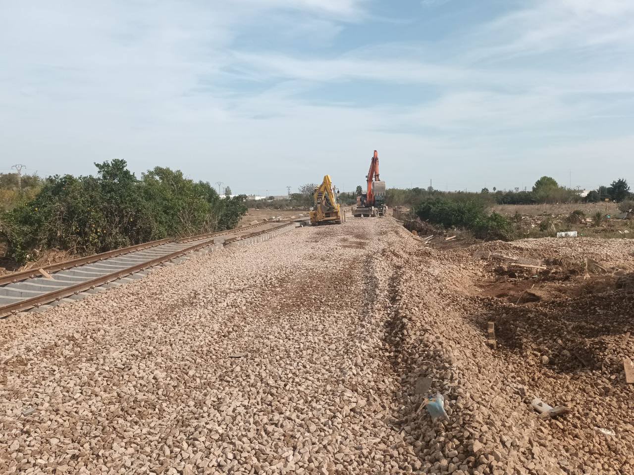 10.11.2024 Red convencional: Xirivella Aldaia. La plataforma se está despejando. Es imprescindible para volver a colocar vía.