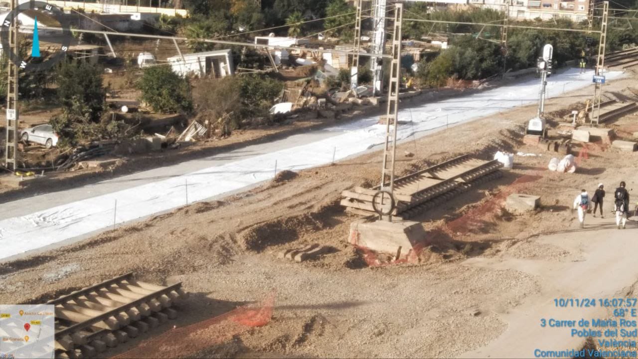 10.11.2024. Red convencional: Tras la estabilización con cemento de la plataforma se extiende un geotextil/manta artificial que tiene un doble objetivo. Por un lado, dar mayor resistencia mecánica y de punzonamiento a  la plataforma sobre la que se extiende y, por otro, evitar que se contamine el balastro superior de finos y arcilla ya que dicho geotéxtil es permeable, pero no permite el paso de finos, lodos y arcillas.