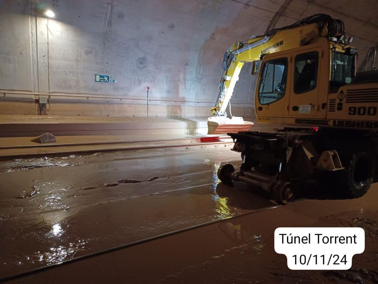 11.11.2024 Alta velocidad: Limpiando los últimos 200 m del túnel de Torrent de la línea de alta velocidad.