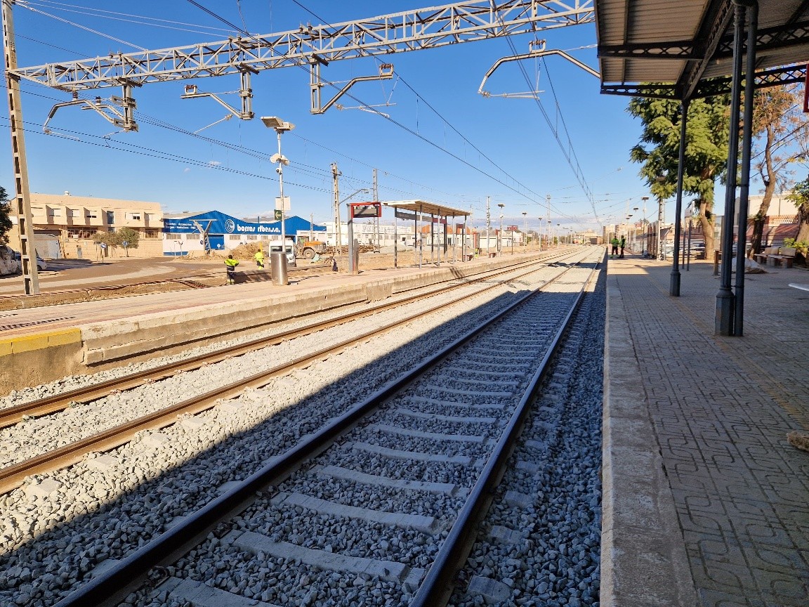 Adelantamos al 16 de diciembre la recuperación total de las líneas C1 y C2 de Cercanías de València. Restablecemos el servicio en tren casi una semana antes de lo previsto  para reparar las vías dañadas por la DANA. Sumamos 274,6 km abiertos y seguimos trabajando para reconstruir la C3 entre Aldaia y Utiel.