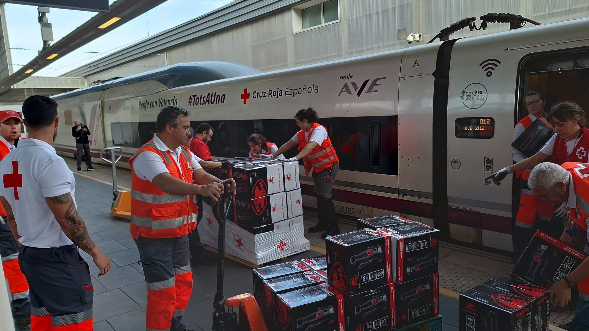 14.11.2024 Alta velocidad: El primer tren de Alta Velocidad de Madrid a Valencia llegó bien y llegó con ayuda.