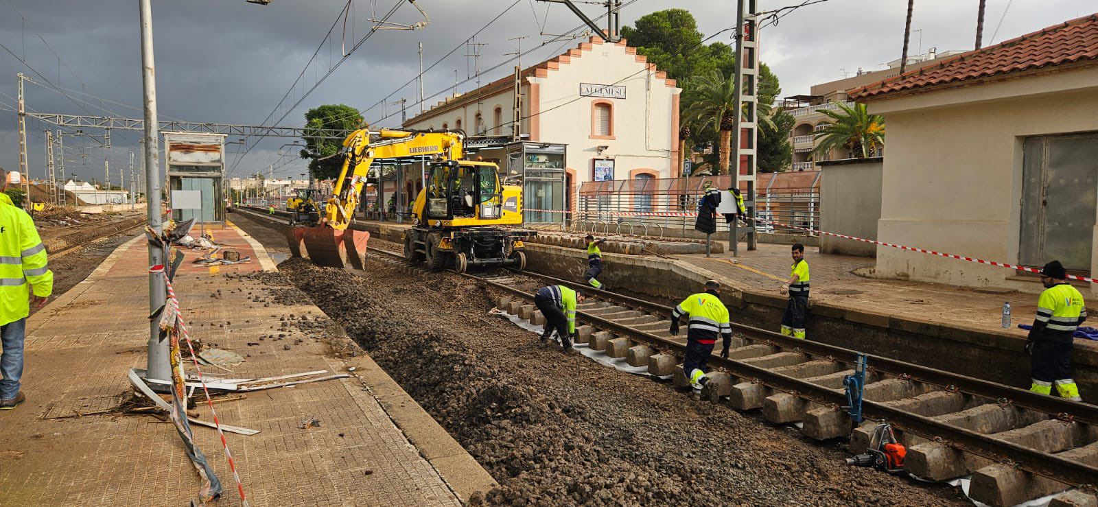 15.11.2024 Red convencional: En Algemes se están limpiando todas las traviesas para poder reponerlas en cuanto esté lista la plataforma, que se está limpiando de balastro sucio y saneando con geotextil.