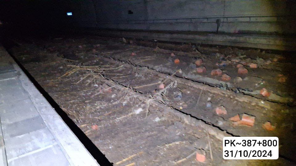 31.10.2024 Alta velocidad: Primeras imágenes en el túnel de Torrent: el jueves se aborda la limpieza de forma manual hasta dejar el desagüe completado.