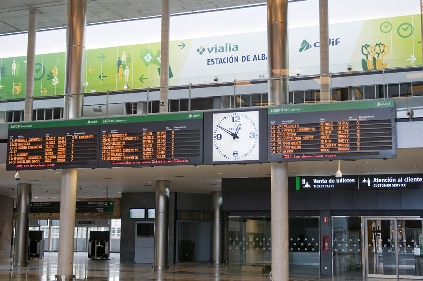 Estación Albacete Los Llanos, vestíbulo: Atención al Cliente, panel de horarios