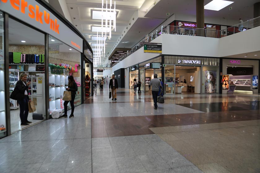 Estación Vialia Málaga María Zambrano, viajeros en la zona comercial