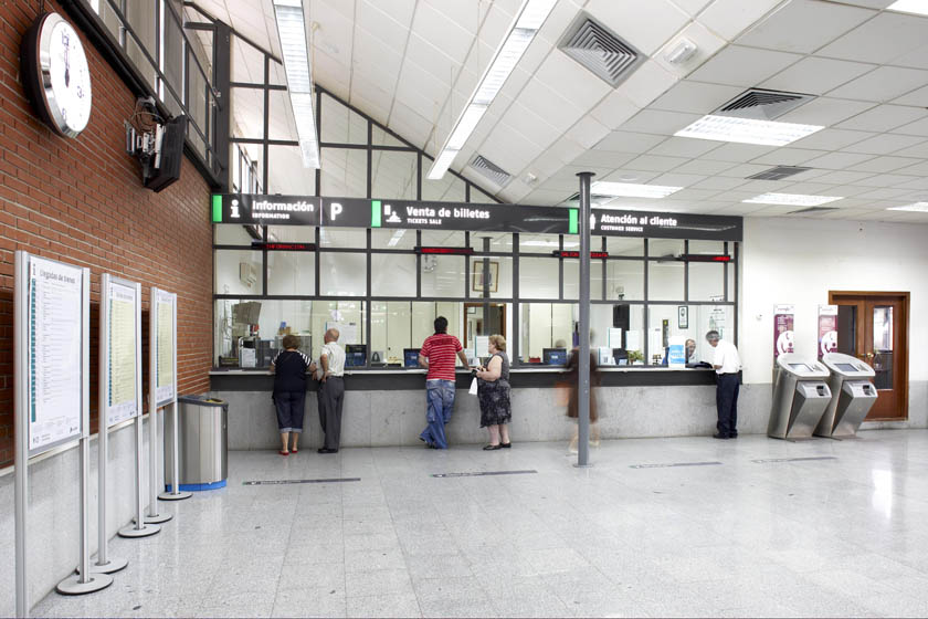Estación de Puertollano, vestíbulo: Venta de billetes. Atención al Cliente, información