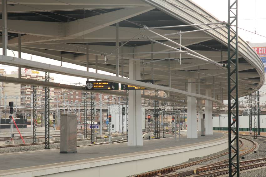 Valencia Joaquín Sorolla station, platforms