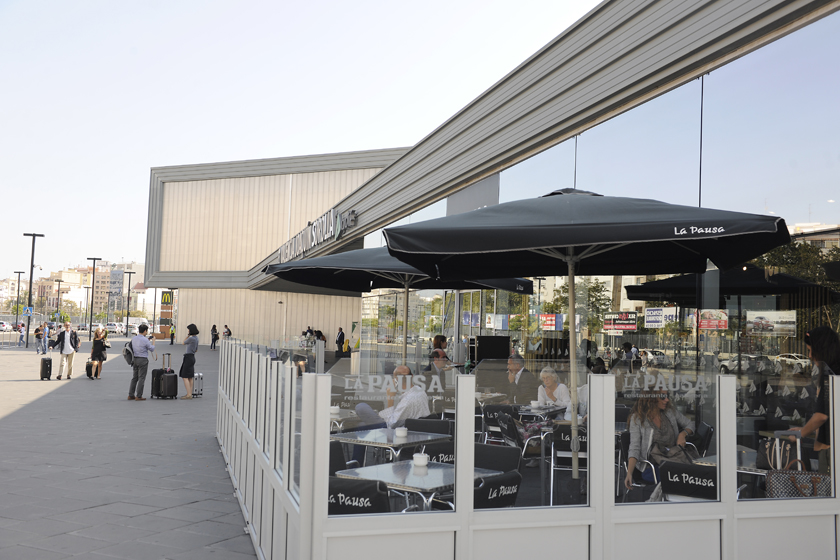 Estació València Joaquín Sorolla, terrassa d'una cafeteria