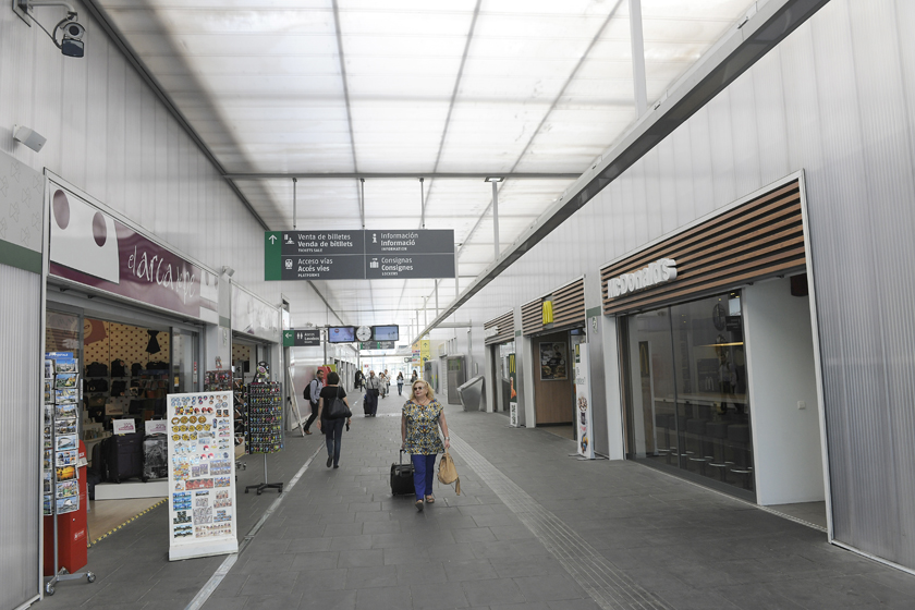 Estación Valencia Joaquín Sorolla, zona comercial