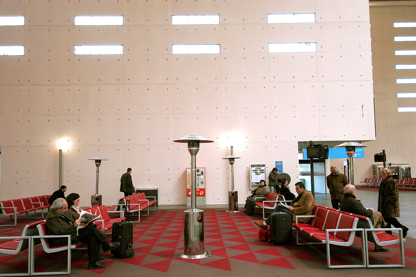 Estación Zaragoza Las Delicias, viajeros en el vestíbulo