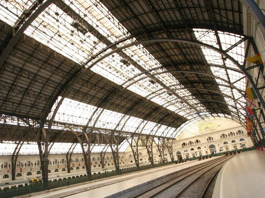 Barcelona França station: platforms under metal roof