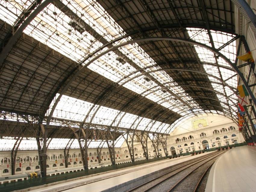 Estación Barcelona Francia, andenes bajo marquesina