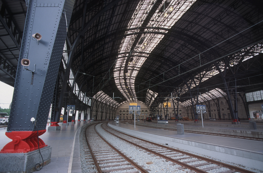 Barcelona França station: platforms under metal roof