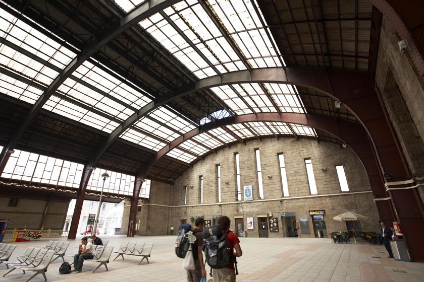 A Coruña station: hall under metal roof