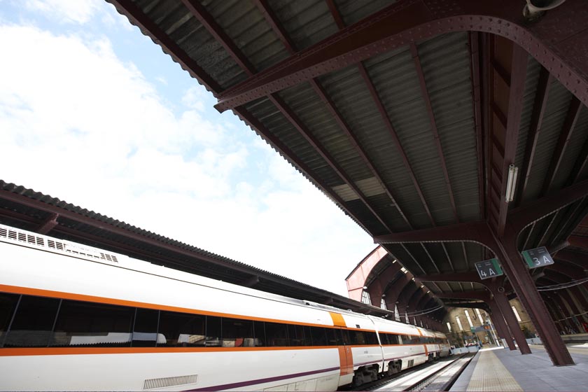 A Coruña station: platforms