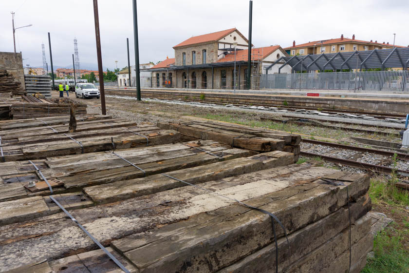 Renovació via accessos Plasència 01-06-21. Apilament de les travesses de fusta reemplaçades