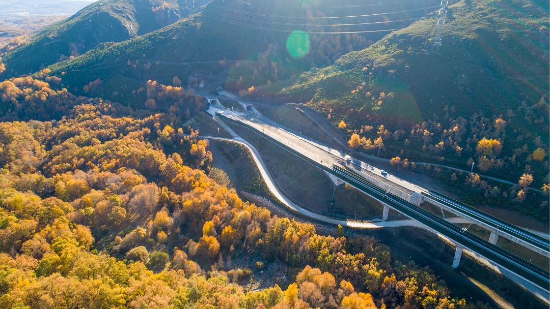 Acceso ferroviario en alta velocidad a Galicia: Premio Acueducto de Segovia de Obra Pública y Medio Ambiente y Premio San Telmo.