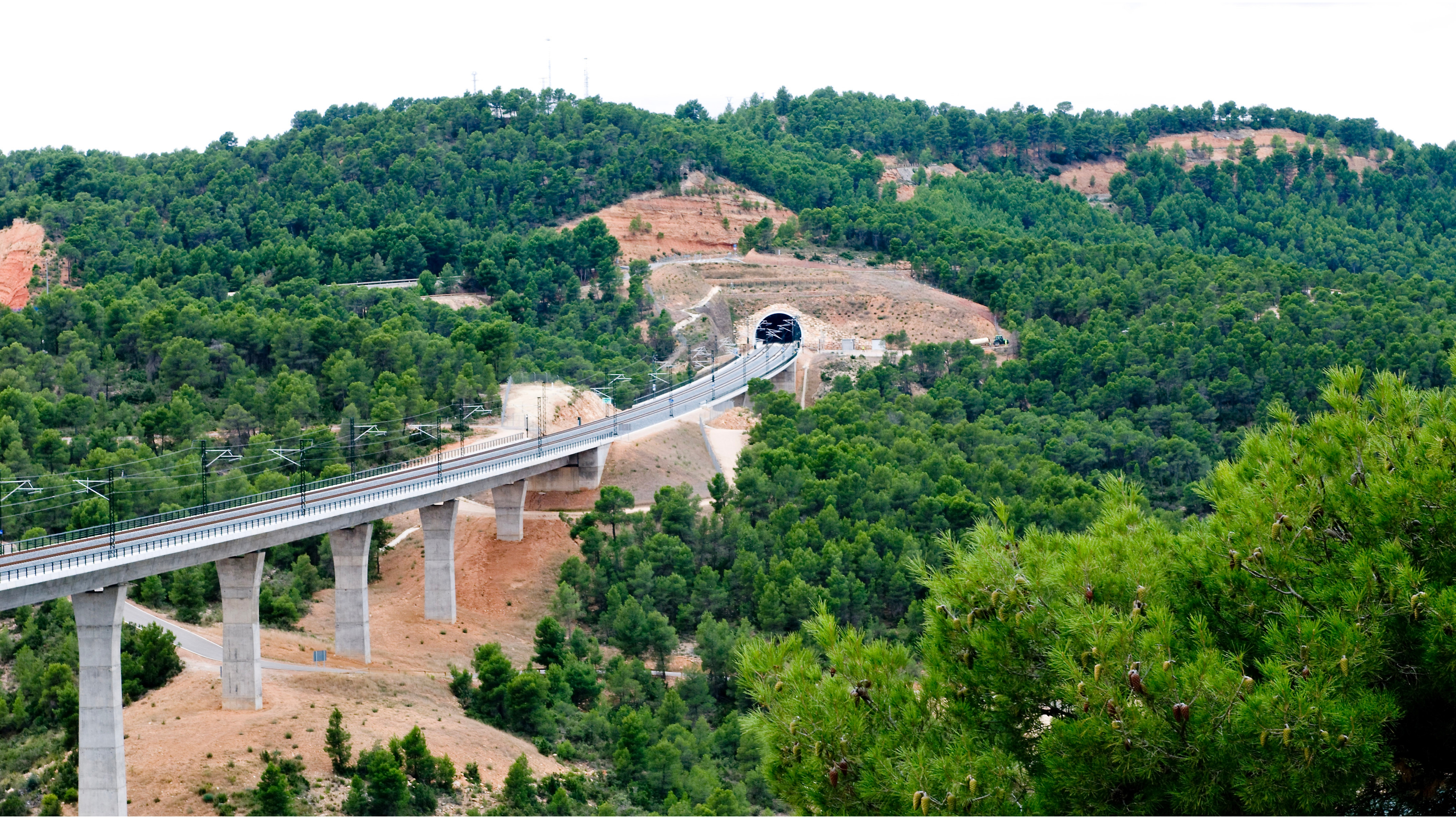 Tramo Embalse de Contreras (LAV Levante):XI Premio Internacional Puente de Alcántara, con mención especial al Viaducto de Contreras y Premio Construmat Ingeniería Civil.