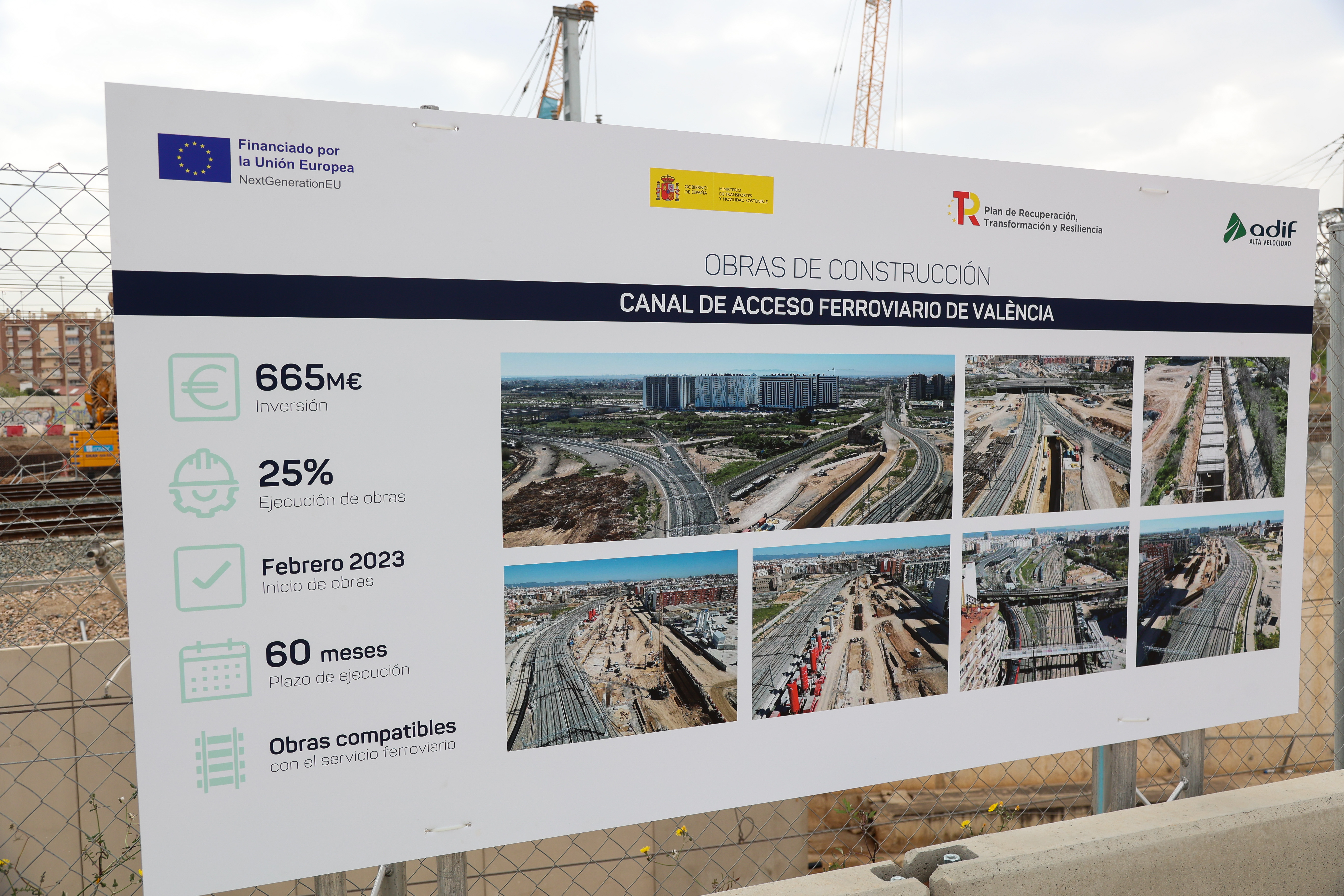 Panel con información sobre las obras del Canal de Acceso de Valencia.