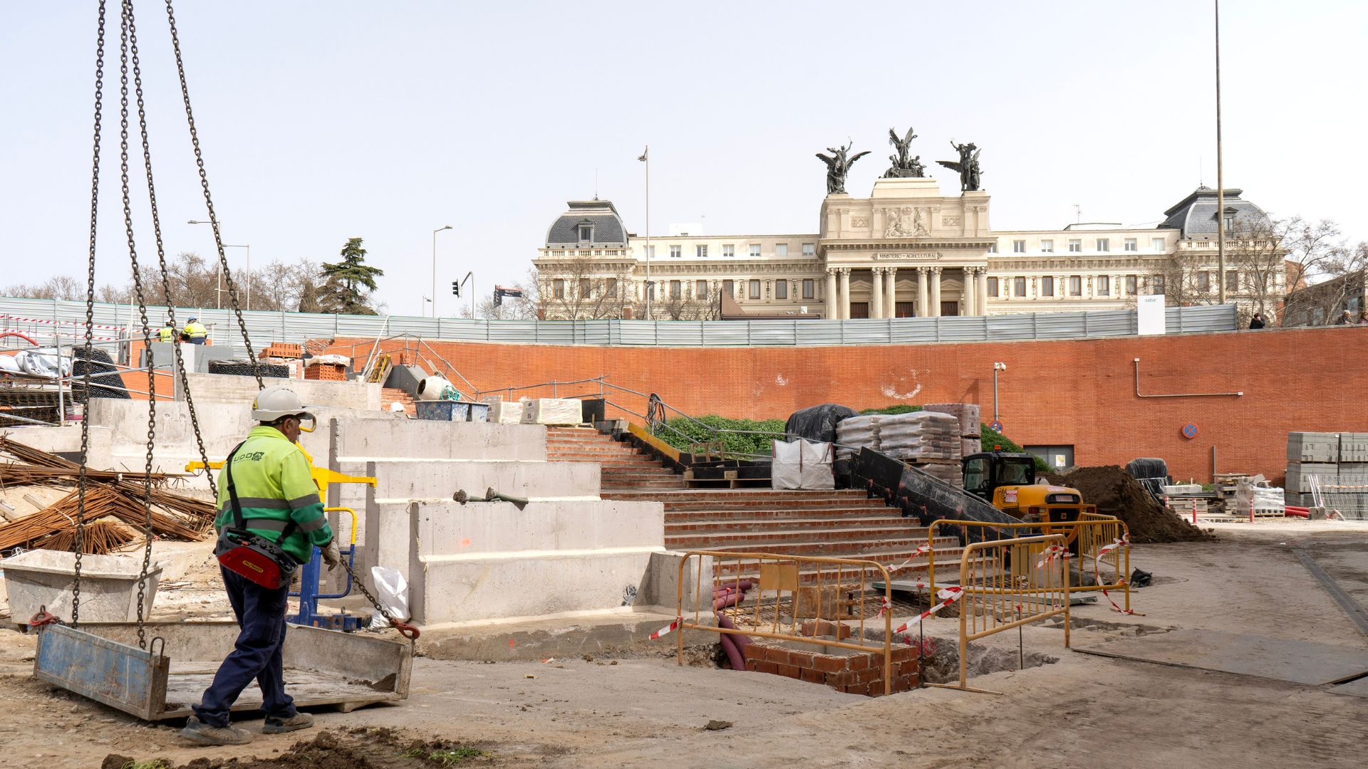 04.03.2026 Ttrabajos de urbanización en la zona de la glorieta de Carlos V.