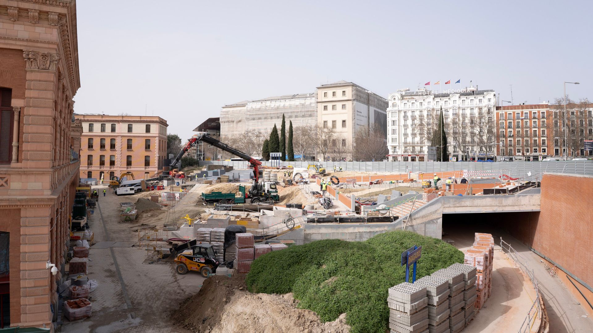 04.03.2026 Ttrabajos de urbanización en la zona de la glorieta de Carlos V.