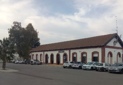 Estación de Osuna. Vista fachada principal desde exterior.