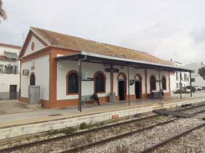 Estación de Pedrera. Vista fachada principal desde andenes.