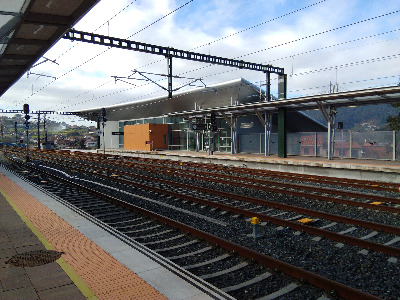 Estación de Redondela-Av. Vista fachada principal desde andenes.