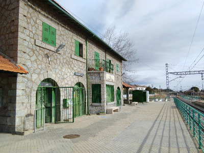 Estación de Zarzalejo. Vista fachada principal desde andenes.