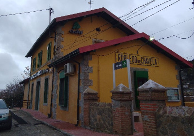 Estación de Robledo De Chavela. Vista fachada lateral desde exterior.