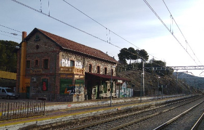 Estación de Santa María De La Alameda-Peguerinos. Vista fachada principal desde andenes.