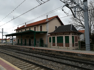 Estación de Las Navas Del Marqués. Vista fachada lateral desde andenes.