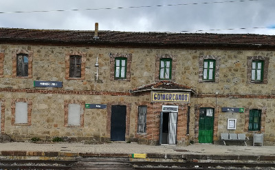 Estación de Guimorcondo. Vista fachada principal desde exterior.