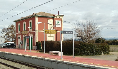 Estación de Matapozuelos. Vista fachada lateral desde andenes.