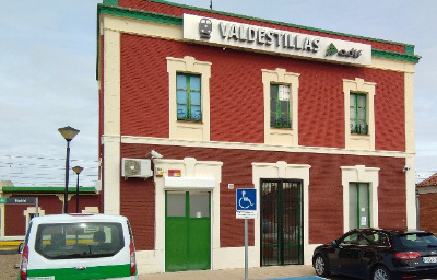 Estación de Valdestillas. Vista fachada principal desde exterior.