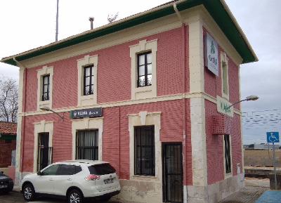 Estación de Viana. Vista fachada principal desde exterior.