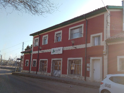 Estación de Cabezón Del Pisuerga. Vista fachada principal desde exterior.